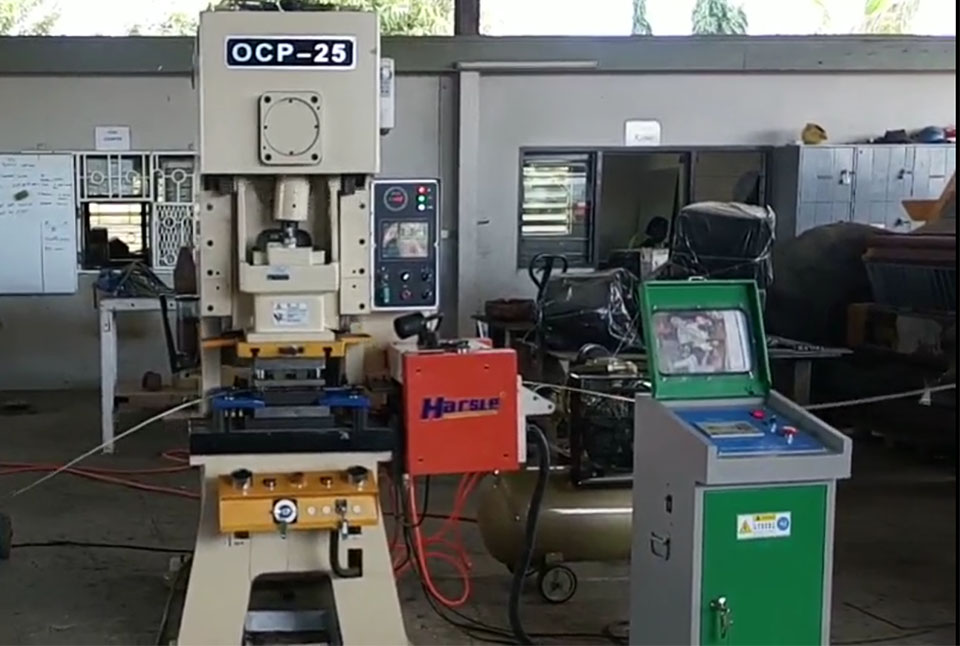 Harsle CNC Punching Machine pracujący na Fidżi